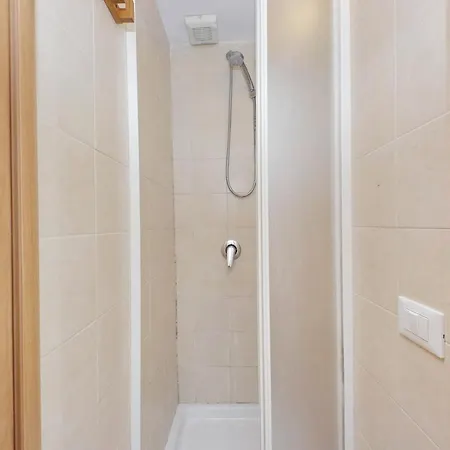 Piccola Piazza Della Liberta Řím